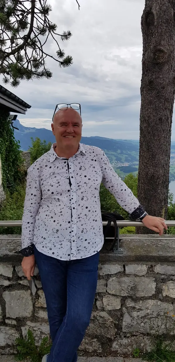 Mann über 60 an einem Aussichtspunkt über einem Schweizer See